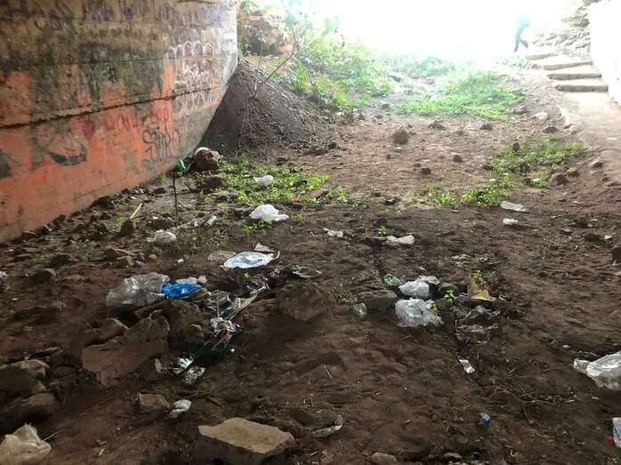 Suciedad en el paso subterráneo (Foto TA)